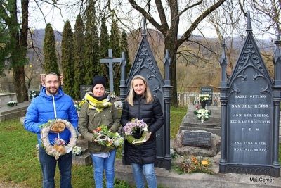 Uctili si národovcov pochovaných na mestskom cintoríne v Revúcej položením dušičkových vencov
