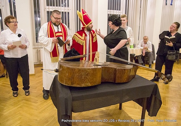 Revúcki seniori podľa zaužitých tradícií na záver fašiangov pochovali basu