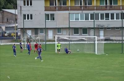 Z majstrovského futbalu 12. kola IV. ligy Východ Rožňava - Medzilaborce 2:1. Druhý gól Rožňavy zaznamenáva Tomáš Revúcky.
