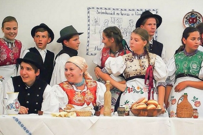 Pravá gemerská muzika, tanec a spev v podaní folklórneho súboru Borostyán z Drnavy a ĽH Ondreja Hlaváča