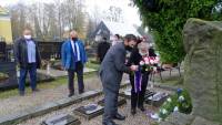 Kytici klade Jan Kadula a Miroslava Kaštovská, rodačka z Čeladné, u kterých se ukrýval D. B. Murzin po zranění v listopadu 1944, vzadu je Pavol Lukša, starosta obce Čeladná, Václav Hýža, místopředseda Oblastního výboru ČSBS Opava, Věra Golová, místostarostka obce Čeladná.