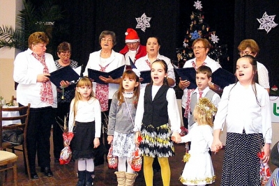 Seniori v Rakovnici oslávili príchod Vianoc a Nového roka, ako každý rok, posedením „Pod jedličkou“