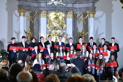 Adventným koncertom 2023 v Rožňave sa opäť podarilo s emóciami zaliatom kostole spojiť kultúru štyroch národov