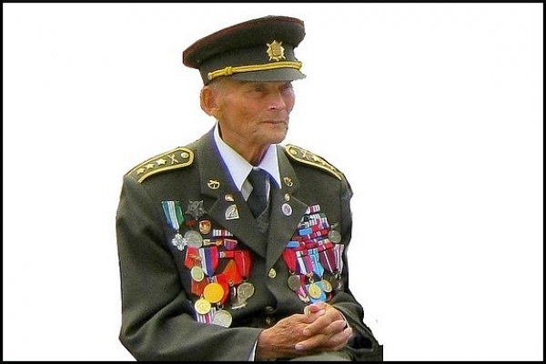 Plukovník vo výslužbe Vojtech Babič v roku 2011 na oslavách Dňa obce Rožňavské Bystré. Aktívny účastník SNP zomrel 16. augusta 2015 vo veku 86 rokov..