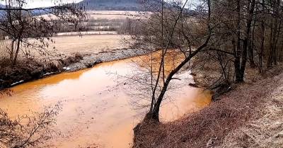 Takto vypadá rieka Slaná 5 km od vyústenia banskej vody z bane Siderit v Nižnej Slanej.