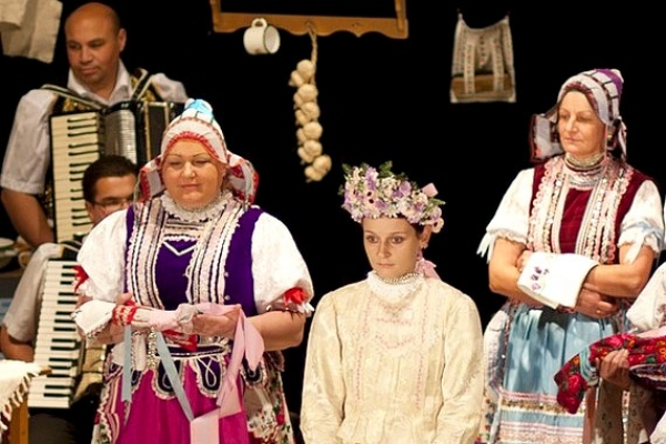 U nás taká obyčaj...  Predsvadobné a svadobné obyčaje z Vyšnej Slanej v Dome tradičnej kultúry Gemera
