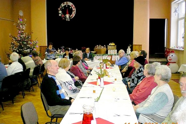 Seniori ZO JDS Revúcka Lehota už pri "vianočnom" stole