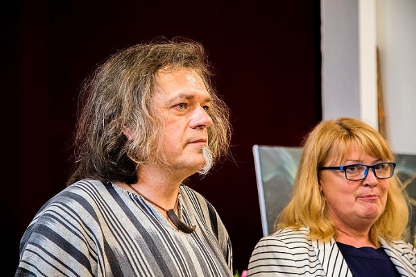 Televízny reportér Rasťo Ekkert vystavuje svoje obrazy v Revúcej