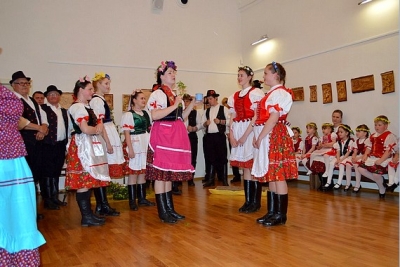 Tradíciu čistenia a otvárania studničiek v Dome tradičnej kultúry Gemera priblížila folklórna skupiny Bystränky z Rožňavského Bystrého