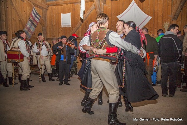 Rodina Struhárová a FS Vepor pripravili v penzióne Na Ráztočnom fašiangové hody