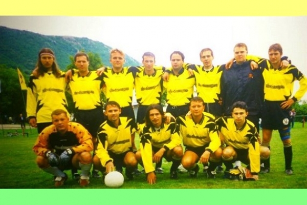 FK Slovtranszgas Jablonov n/T. Horný rad zľava: Fifík, Korán, Erdélyi, Daniel, Š. Spišák, Bernáth, Becze, Gamba Dolný rad zľava: L. Spišák, Bartók, F. Juhász, Lörinc, Szuvák.