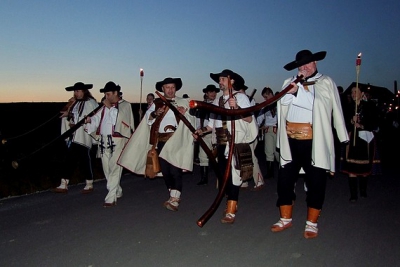 Slovenské mitrovanie na Salaši pod Maginhradom ukončil fakľový sprievod