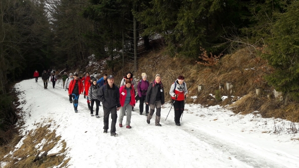 Zanieteným a skalným turistom Zimného prechodu Stolickými vrchmi prialo krásne slnečné počasie