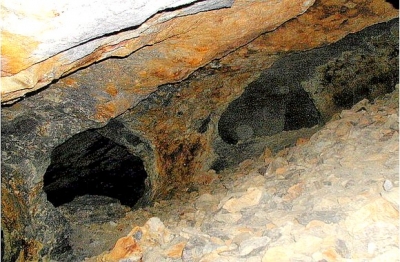 Po podobnej šikmine som vystupoval a cez takú dieru som vyšiel na chodbu.