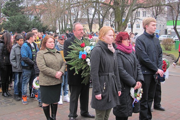 Obyvatelia Tornale si pripomenuli 71. výročie oslobodenia mesta položením vencov pri pomníku padlých