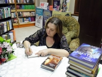 Predajňa kníh „KnihArt“ na Námestí baníkov v Rožňave so spisovateľkou Janou Pronskou sa premenila na útulný priestor