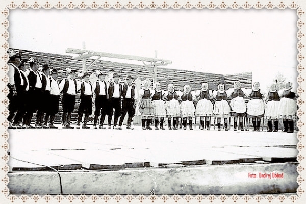 Folkloristi z Rožňavského Bystré na vystúpení vo Východnej v roku 1967. Z ľava: Ondrej Tomko u Jankové, Ondrej Tomko Sklepár, Ján Dorkin, Ladislav Molnár, Ján Urban, Štefan Molnár, Gejza Galata, Ján Galata, Peter Doboš, Peter Dávid, Zuzana Dávidová, Žófia Macáková, Zuzana Tomková, Mária Urbanová, Margita Molnárová, Helena Urbanová, Zuzana Molnárová, Zuzana Dorkinová, Mária Tomková u Sklepe, Zuzana Tomková u Jankové.