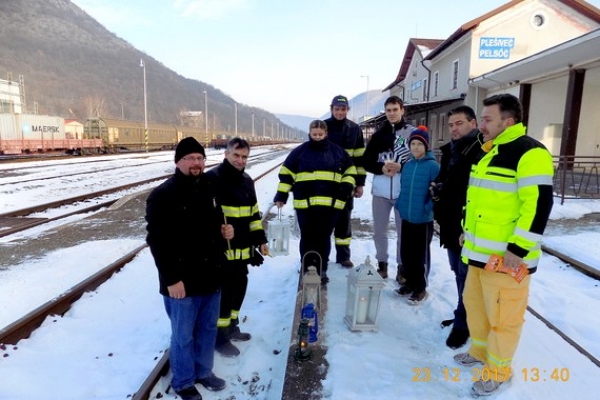 Betlehemské svetlo z Baziliky Narodenia Pána sa dostalo aj na Gemer