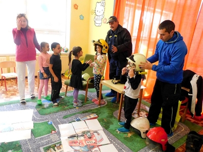 Deti Materskej školy v Jelšave už vedia prečo majú hasiči červenú, žltú, či bielu prilbu
