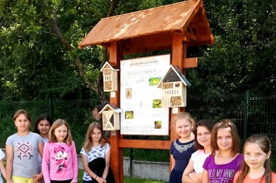 Prvý hmyzí hotel s tromi apartmánmi v Základnej škole J. A. Komenského v Revúcej