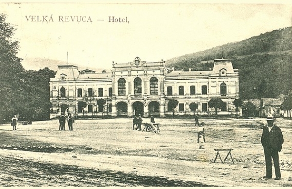 Mestský hostinec Kohút v Revúcej. Dobová fotografia.