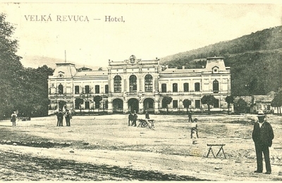 Mestský hostinec Kohút v Revúcej. Dobová fotografia.