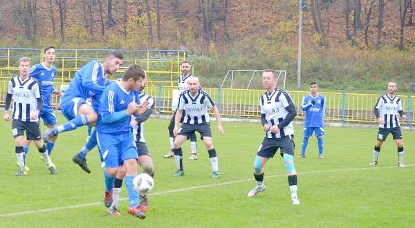 Z majstrovského futbalu V. ligy K-G skupiny a jej 14. kola MFK Rožňava - Seňa 6:0. Rožňava hrala v čierno-bielom pruhovaní.