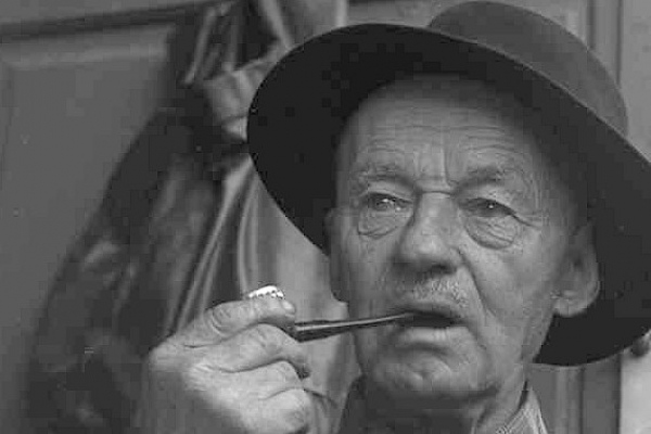 Jan Kralik, rodak z Ciernej Lehoty znamy ako ludovy rozpravac a gajdos, na fotografii ako 75 rocny