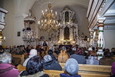Počas tretej adventnej nedele usporiadali v Revúcej koncert speváckych zborov pod názvom Vianoce v kostole.