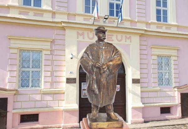 Bronzová socha sedliaka od Lászlóa Beszédesa - Predmet mesiaca júl