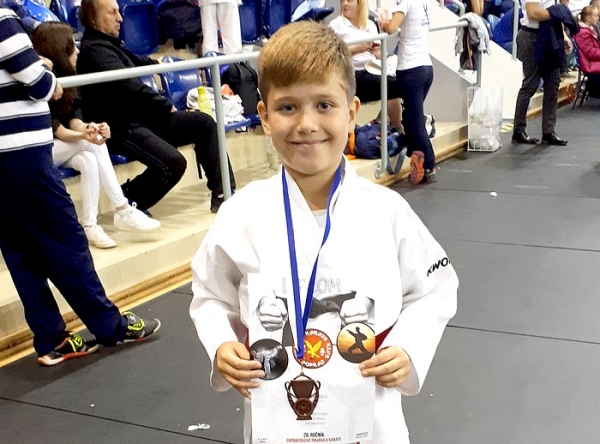 Tadeáš Sabol z Karate klubu Revúca na Popradskom pohári zvíťazil v športovom zápase kumite