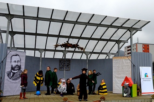 Z otvorenia exteriérového javiska v ZŠ I.B. Zocha v Revúcej