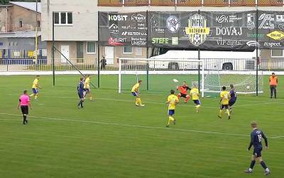 Fotografia zo zápasu MFK Rožňava - Lokomotíva Košice 0:1. Zachytáva situáciu v 19-ej minúty, v ktorej padol jediný gól zápasu do siete domácej Rožňavy. Košický hráč 17 ročný  Jakub Beliš sleduje už len loptu, ktorú usmernil ponad pravé plece brankára  Frederika Spišáka. 