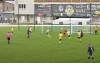 Fotografia zo zápasu MFK Rožňava - Lokomotíva Košice 0:1. Zachytáva situáciu v 19-ej minúty, v ktorej padol jediný gól zápasu do siete domácej Rožňavy. Košický hráč 17 ročný Jakub Beliš sleduje už len loptu, ktorú usmernil ponad pravé plece brankára Frederika Spišáka.