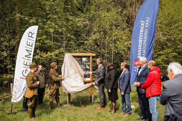 V horskom sedle Dielik pri Tisovci otvorili novú tematickú náučnú lokalitu zameranú na dejiny Slovenského národného povstania