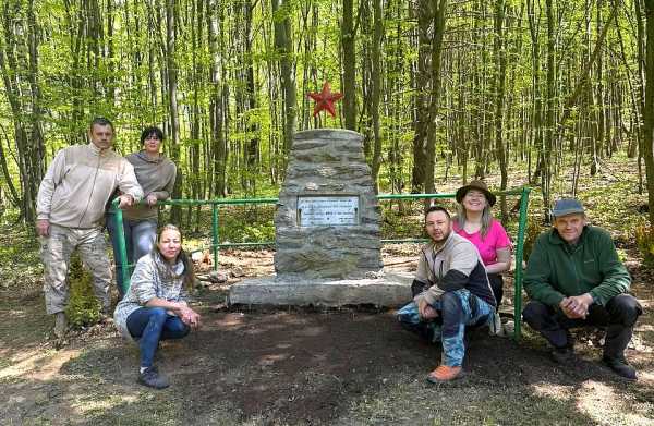 Členovia OZ Soväre z Rožňavského Bystrého pietne miesto hrdinu SNP opäť sprístupnili verejnosti