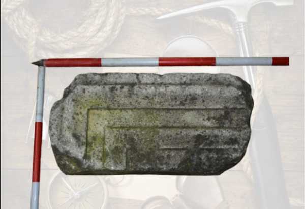 Torzo šambrány z hradu Hajnáčka