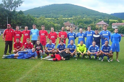 Fináloví súperi, ktorí sa stretli na záver futbalového turnaja: Rožňavské Bystré ( v modrom) - Baník Drnava (v červenom) 2:1.