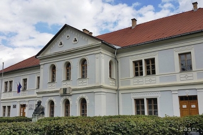 Na snímke novšia budova Prvého slovenského gymnázia v Revúcej. V súčasnosti v nej sídli Prvé slovenské literárne gymnázium.