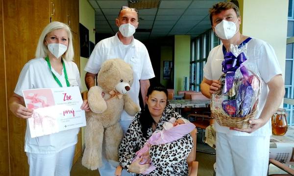 Prvým dieťatkom narodeným v rimavskosobotskej nemocnici tento rok sa stalo dievčatko Zoe. Na svet prišla 1. januára o 8.07 h mamičke Kristíne z obce Šurice. Mamičke prišiel osobne zagratulovať aj riaditeľ nemocnice spoločne s námestníkmi.