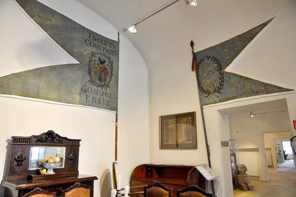 Vlastivendú expozíciu doplnili o zreštaurované historické župné zástavy z 18. storočia