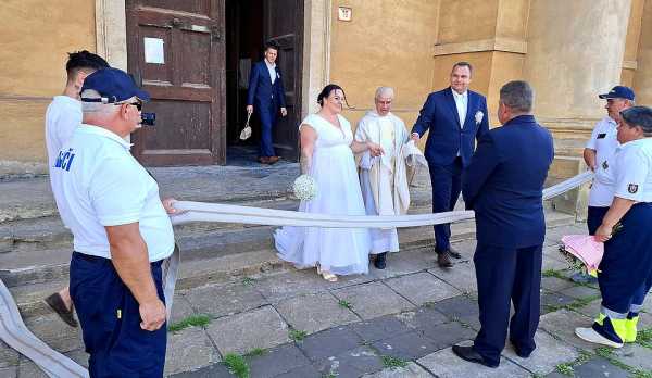 Jedna sobota jelšavských hasičov: Od pietneho aktu, cez svadbu až po históriu v kaštieli