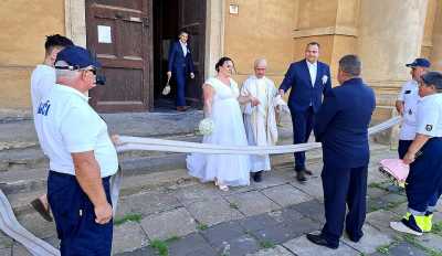 Jedna sobota jelšavských hasičov: Od pietneho aktu, cez svadbu až po históriu v kaštieli