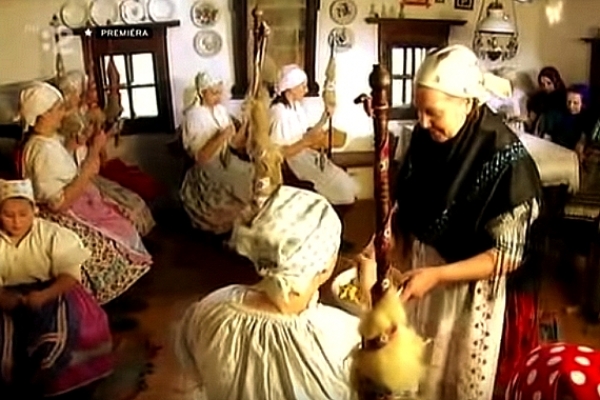 S folklórnou skupinou Hôra z Rejdovej, nahliadneme do „kúdelnej chyže"