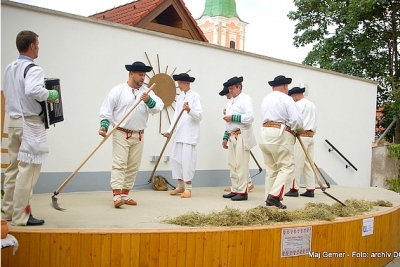 Vôňu sena a melódie gemerských trávnic priviezol súbor Gemer z Dobšinej na dvor Domu gemerskej kultúry
