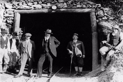 Pôvodný vstup do štôlne Artur v Rožňavskom Bystrom. V strede medzi koľajnicami je zástupca bane Nižná Slaná p. Vereš, vpravo Ján Buday, vtedajší večdúci bane.