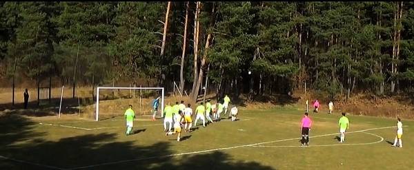 Zo zápasu IV. ligy JUH medzi FK Krásnohorské Podhradie - Pavlovce n/U 0:. Situácia pred bránou hostí po zahrávaní rohového kopu domácimi.