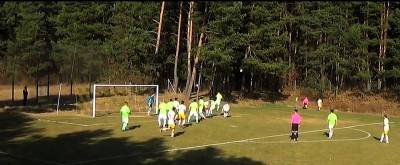 Zo zápasu IV. ligy JUH medzi FK Krásnohorské Podhradie - Pavlovce n/U 0:. Situácia pred bránou hostí po zahrávaní rohového kopu domácimi.