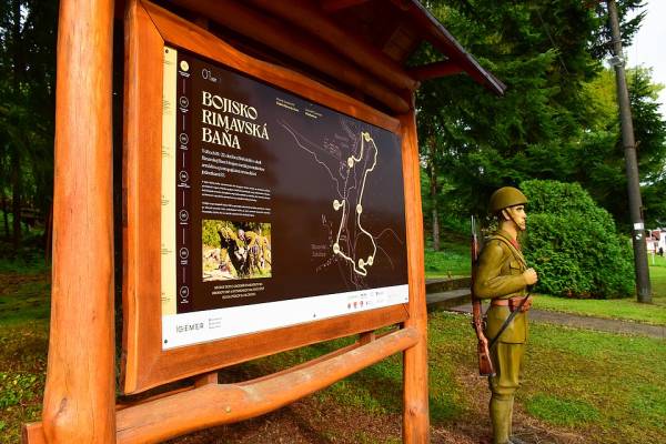 Dvaja noví vojaci strážia náučný chodník Bojisko Rimavská Baňa