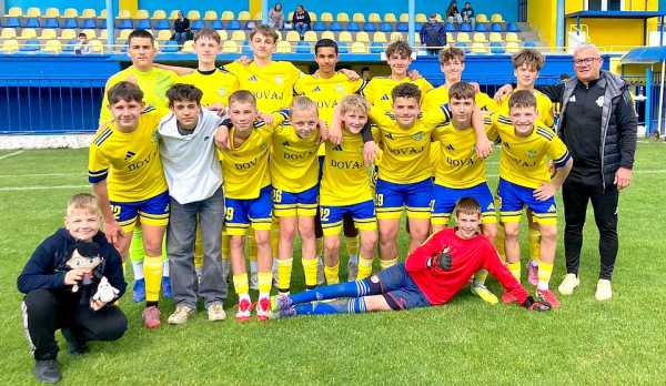Mladí futbalisti MFK Rožňava so svojim trénerom Milošom Gallom. Vedú tabuľku II. ligy SŽ U-15 po 22. kole so 6 bodovým náskokom..